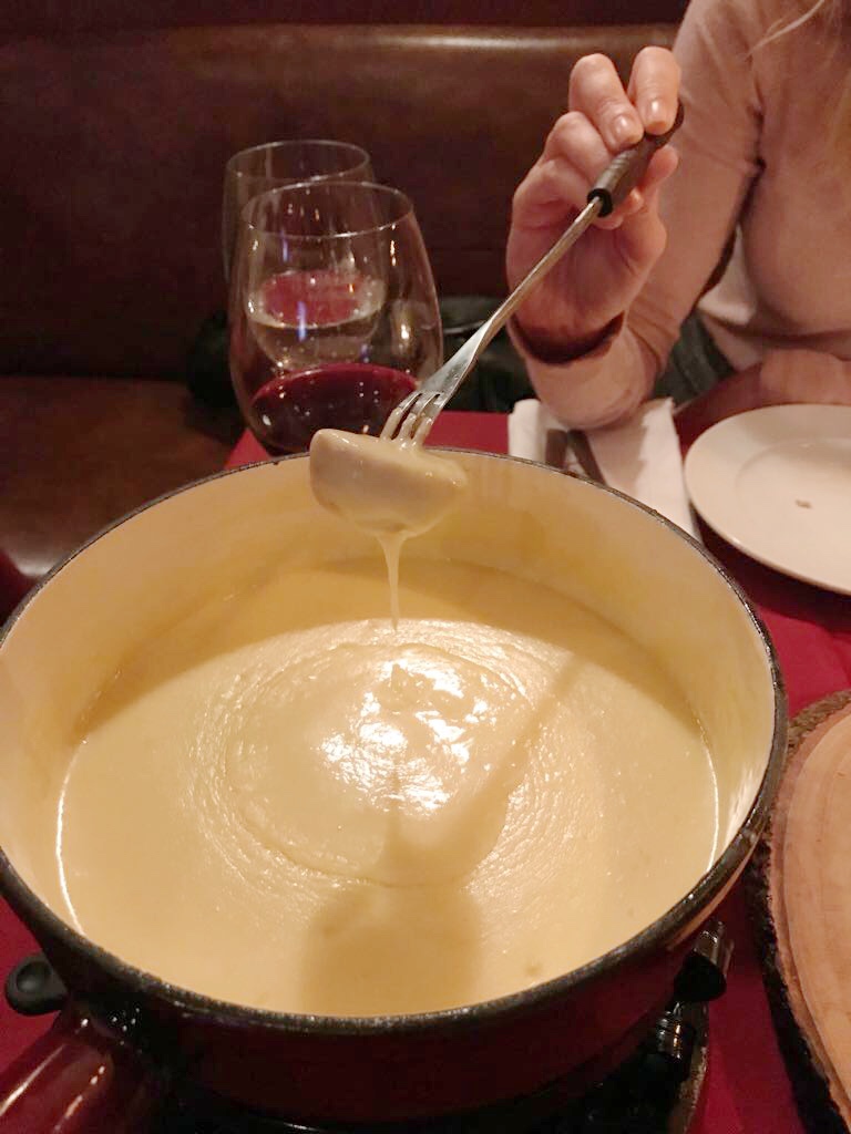 Fondue de queijo original no Chalezinho no Itaim em SP - Giuli Castro